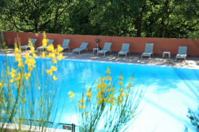 Гостиница La Colline des Ocres Village de vacances 3 étoiles  Апт